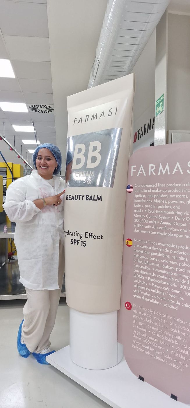 Fátima Faquih visitando la fábrica de Farmasi en Estambul