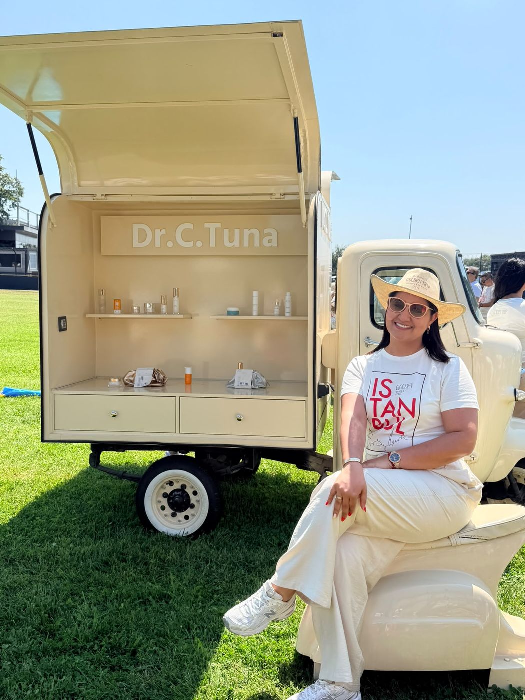Fátima Faquih en el evento Farmasi Golden Trip, junto al carrito de producto Dr. C. Tuna